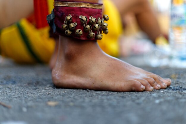 Foto sezione bassa di una donna che indossa un ghungroo sulla strada