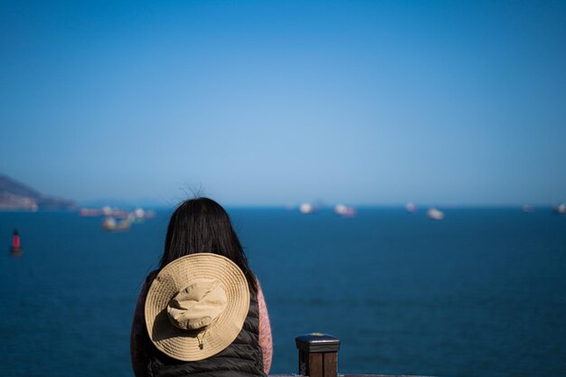 Photo low section of woman wearing hat against blue sky