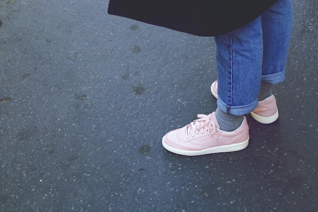 Photo low section of woman wearing pink shoes on road