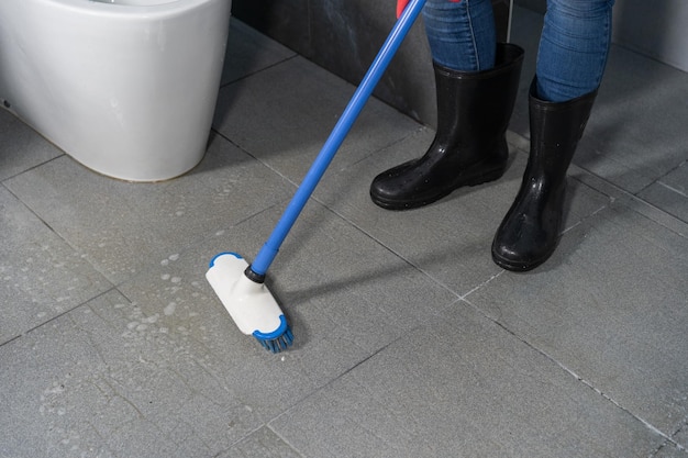 Foto sezione bassa di una donna con le scarpe sul pavimento piastrellato