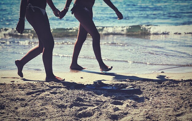 Foto sezione bassa delle donne sulla spiaggia