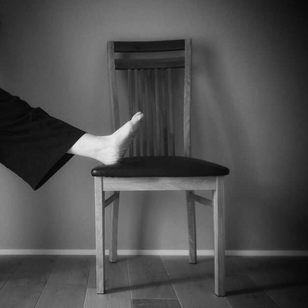 Photo low section of women on chair at home