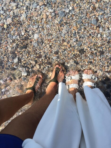 Photo low section of women standing at beach