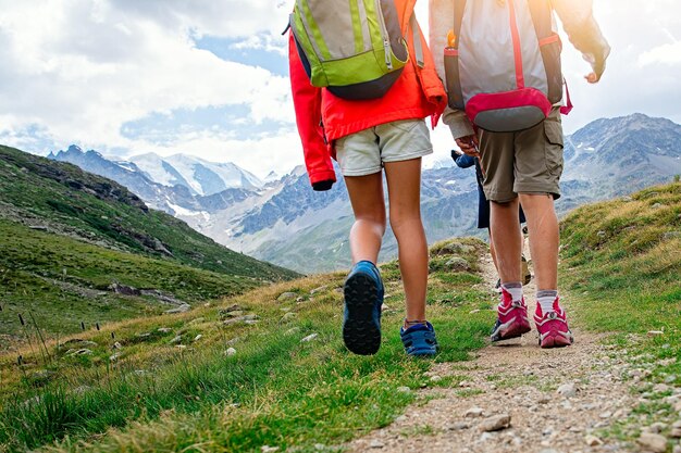 Foto sezione bassa di donne che camminano sulla montagna contro il cielo