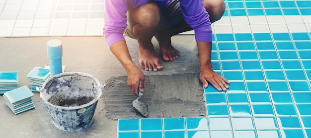 Foto sezione inferiore dei lavoratori che lavorano sul cantiere