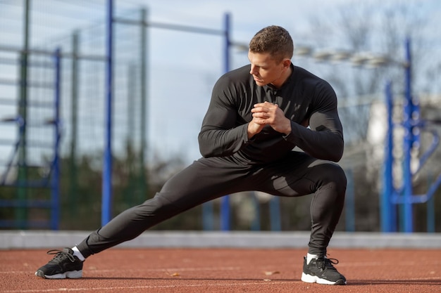 Photo low section of young man exercising in gym