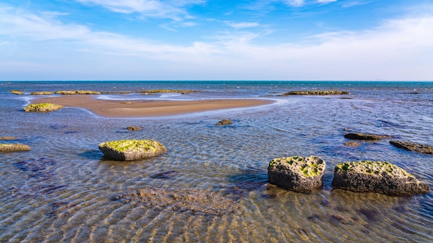 Отлив в море. изменение климата