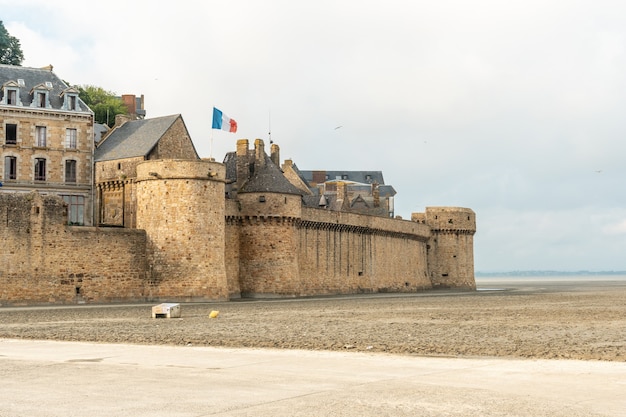 Foto bassa marea a mont saint-michel nel dipartimento della manica, regione della normandia, france