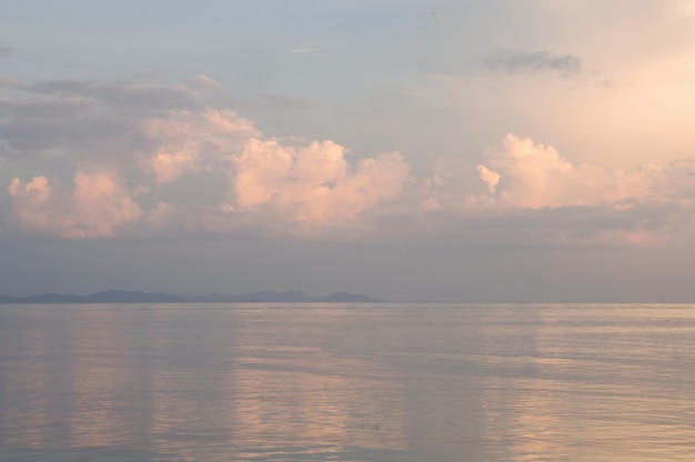 夕暮れの空と海で干潮