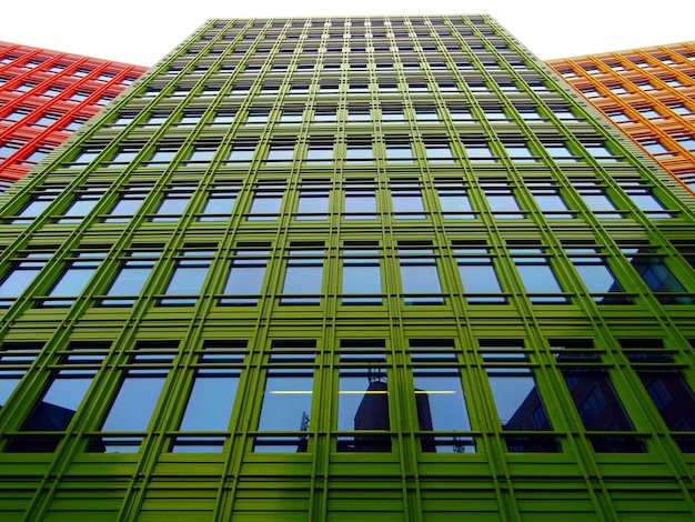 Foto foto a bassa angolazione di un grattacielo verde
