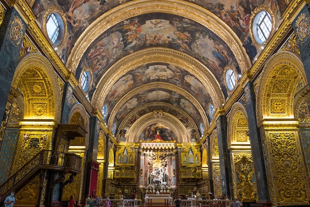 Низкоугольный снимок стен и потолка собора Святого Иоанна в Валлетте, Мальта