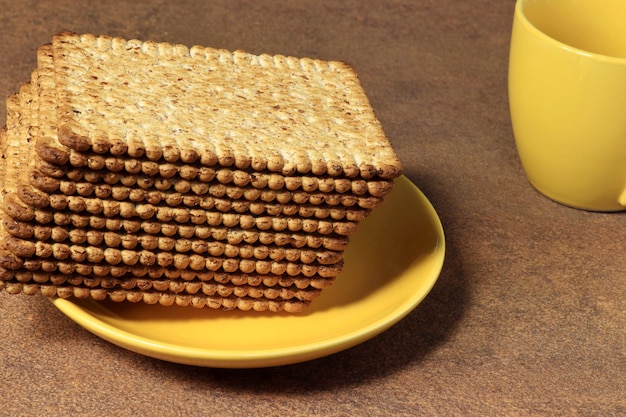 黄色の受け皿に乗った低カロリーのクッキー