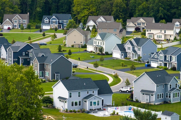 Photo lowdensity two story private homes in rural residential suburbs outside of rochester new york upscale suburban houses with large lot size and green grassy lawns in summer season