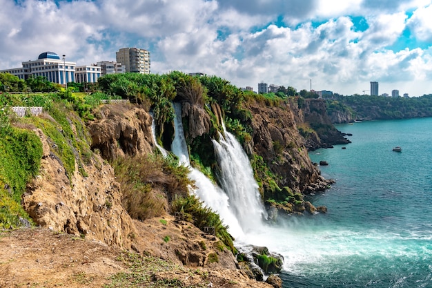 Abbassare le cascate di duden sulla costa del mar mediterraneo, antalya, turchia