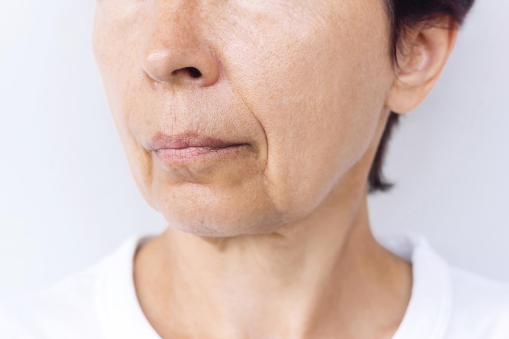 Photo 高齢女性の顔と首の下部、皮膚の老化の兆候がある、たるんだ顔の皮膚、たるみ