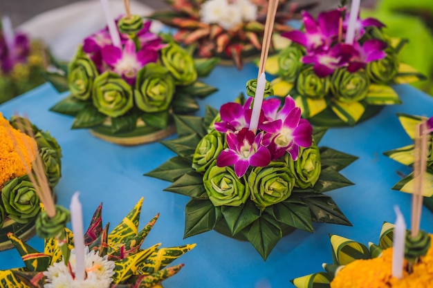 Loy Krathong-festival Mensen kopen bloemen en kaarsen om aan te steken en op water te drijven om het Loy Krathong-festival in Thailand te vieren