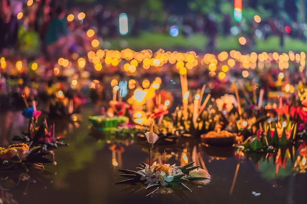 Loy Krathong-festival Mensen kopen bloemen en kaarsen om aan te steken en op water te drijven om het Loy Krathong-festival in Thailand te vieren