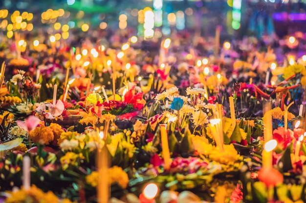 Loy Krathong-festival Mensen kopen bloemen en kaarsen om aan te steken en op water te drijven om het Loy Krathong-festival in Thailand te vieren