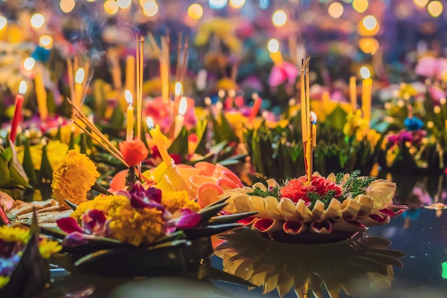 로이 끄라통 축제 태국의 로이 끄라통 축제를 축하하기 위해 사람들은 꽃과 양초를 구입하여 불을 붙이고 물 위에 떠 있습니다.