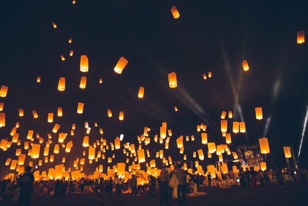 Loy krathong festival, festa di capodanno thailandese con lanterne galleggianti rilascio nel cielo notturno