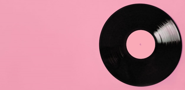 Disco in vinile lp con copia spazio sul rosa. concetto di canzoni d'amore vintage.