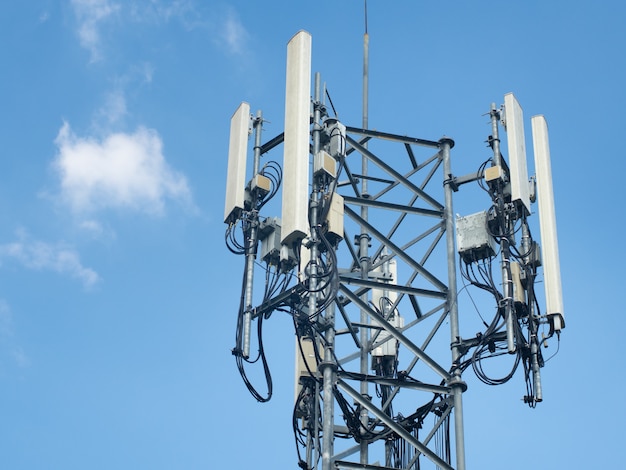 LTE, GSM, 2G, 3G, 4G, 5G toren van mobiele communicatie. Telecommunicatietoren tegen de blauwe hemel met wolken.