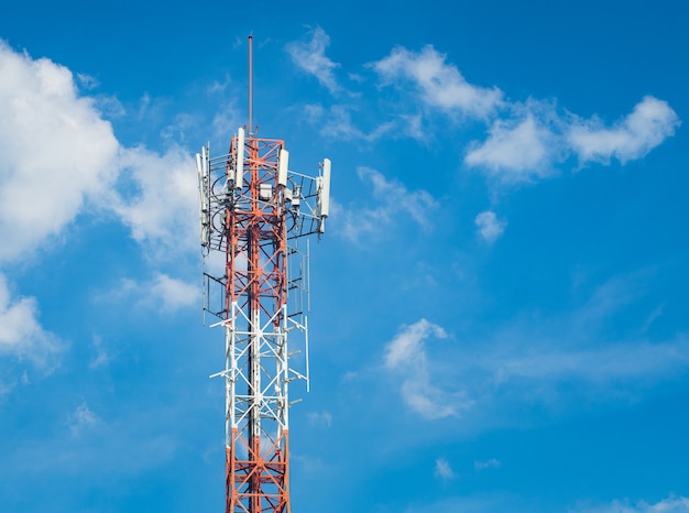 LTE, GSM, 2G, 3G, 4G, 5G toren van mobiele communicatie. Telecommunicatietoren tegen de blauwe hemel met wolken.