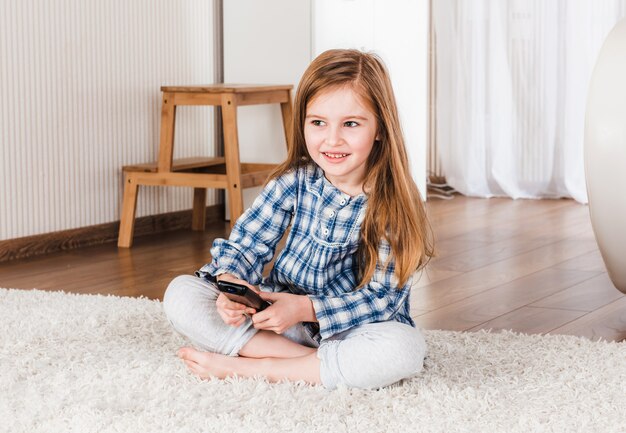 Photo lttle girl joyfully holding joystick