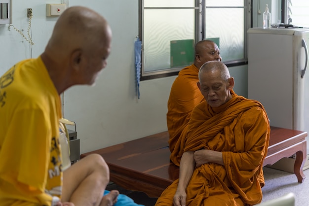 Luang Pu Ong Thawaro komt kankerpatiënt bezoeken