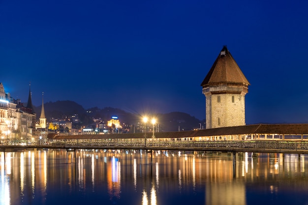 Lucerna. immagine di lucerna, in svizzera durante l'ora blu crepuscolare.