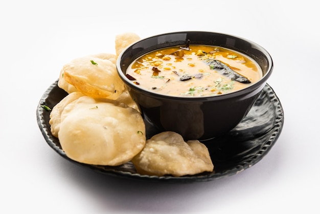 ルチ・チョラー・ダル (Luchi Cholar Dal) は,粉で作られた揚げパンで,カレーのチャナ (Chana) やベンガル・グラム (Bengal gram) と一緒に提供されます.