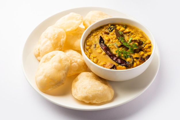 Photo luchi cholar dal or fried bread made of flour served along with curried chana or bengal gram