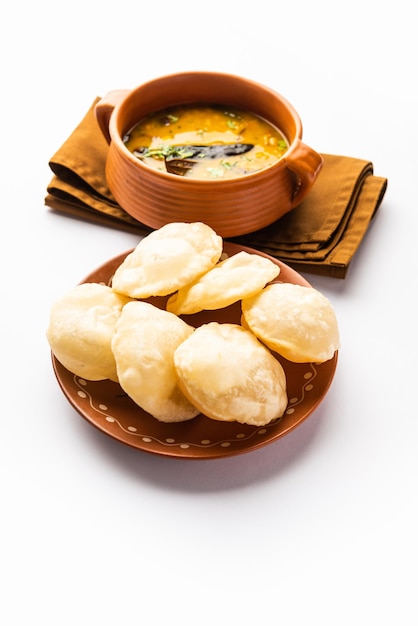 Photo luchi cholar dal or fried bread made of flour served along with curried chana or bengal gram