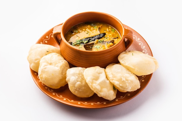 ルチ・チョラー・ダル (Luchi Cholar Dal) は,カレーのチャナ (Chana) やベンガル・グラム (Bengal gram) と一緒に提供される粉から作られた揚げパンです.
