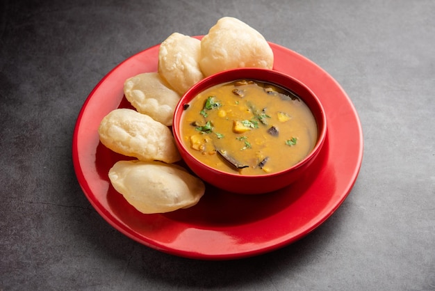 ルチ・チョラー・ダル (Luchi Cholar Dal) は,粉で作られた揚げパンで,カレーのチャナ (Chana) やベンガル・グラム (Bengal gram) と一緒に提供されます.