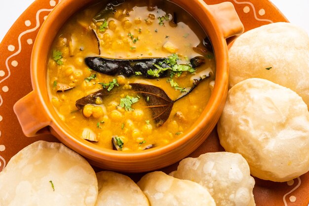 Luchi cholar dal o pane fritto di farina servito insieme a chana al curry o grammo del bengala