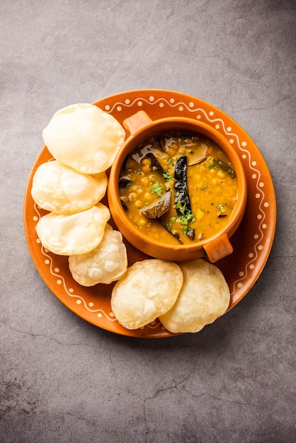 Luchi Cholar Dal または小麦粉で作ったフライド パンとカレーのチャナまたはベンガル グラムを添えて