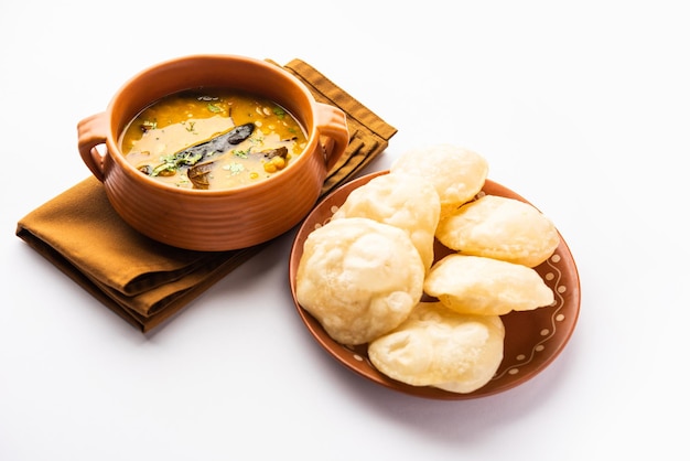 Luchi Cholar Dal of gebakken brood gemaakt van meel geserveerd samen met gekruid Chana of Bengal gram
