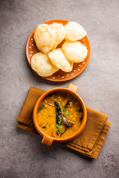 Luchi Cholar Dal of gebakken brood gemaakt van meel geserveerd samen met gekruid Chana of Bengal gram