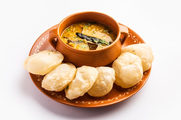 Luchi Cholar Dal of gebakken brood gemaakt van meel geserveerd samen met gekruid Chana of Bengal gram