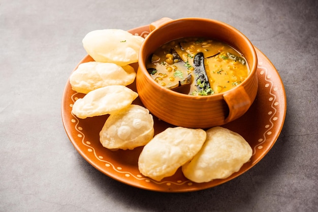 Luchi Cholar Dal of gebakken brood gemaakt van meel geserveerd samen met gekruid Chana of Bengal gram