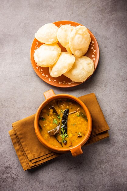 Luchi Cholar Dal of gebakken brood gemaakt van meel geserveerd samen met gekruid Chana of Bengal gram
