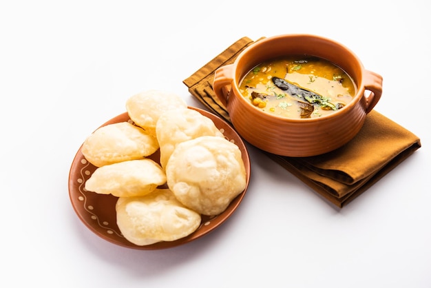 Luchi Cholar Dal of gebakken brood gemaakt van meel geserveerd samen met gekruid Chana of Bengal gram