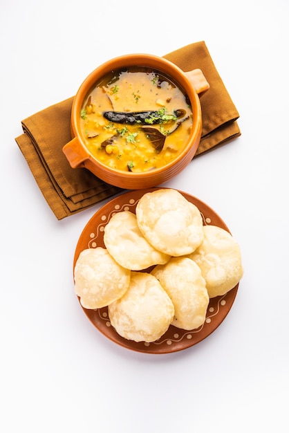 Luchi Cholar Dal of gebakken brood gemaakt van meel geserveerd samen met gekruid Chana of Bengal gram