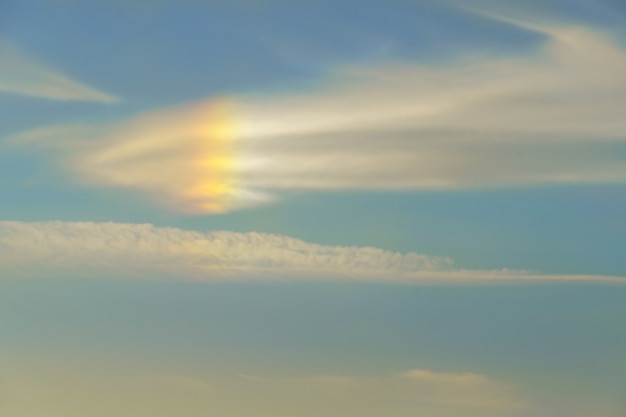 Lucht. blauw en oranje zonlicht schijnt door de wolken in de lucht