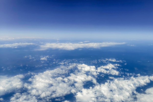Lucht boven de wolken, Cloudscape-achtergrond, blauwe lucht en pluizige wolken