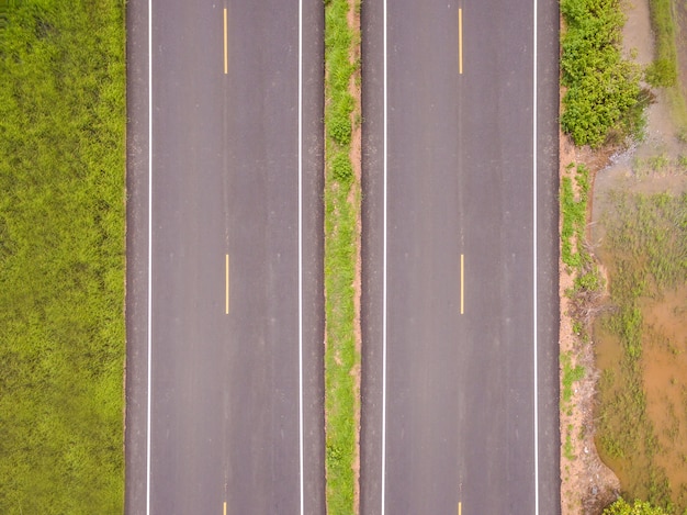 Lucht bovenaanzicht over de weg en de snelweg