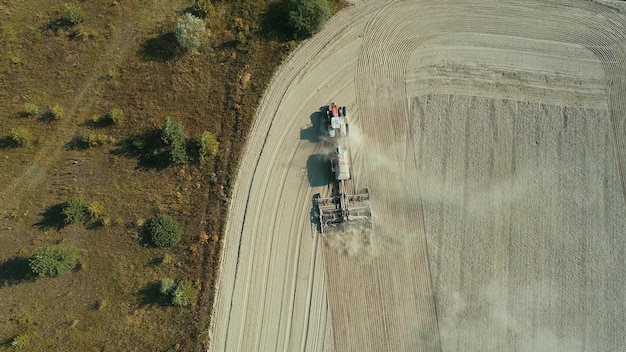 Lucht Eenzame tractor ploegt het tarweveld