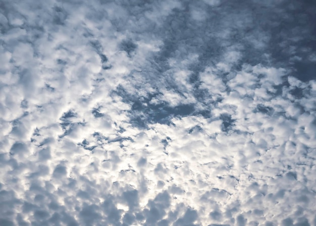 Lucht en pluizig wolkenlandschap in de ochtend is ongelooflijk rustgevend om de daghemel en pluizig te beginnen