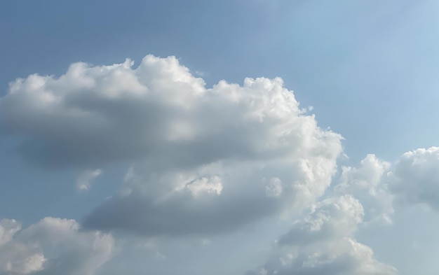 Lucht en pluizig wolkenlandschap in de ochtend is ongelooflijk rustgevend om de daghemel en pluizig te beginnen